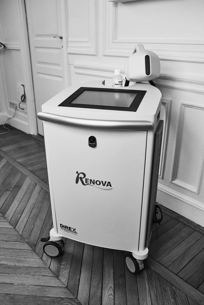 Photo en noir et blanc Machine ondes de choc de faible intensité Renova
